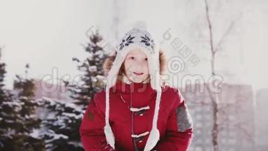 可爱的特写照片，可爱的高加索小女孩穿着冬衣，在空中飞雪，慢动作很有趣
